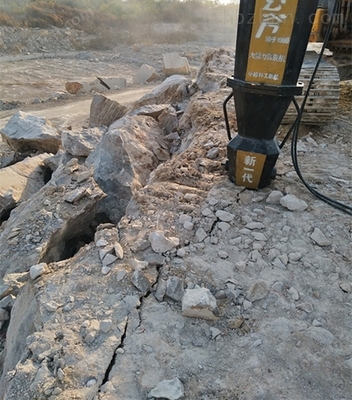 安徽芜湖土石方工程开采石头分裂机现场
